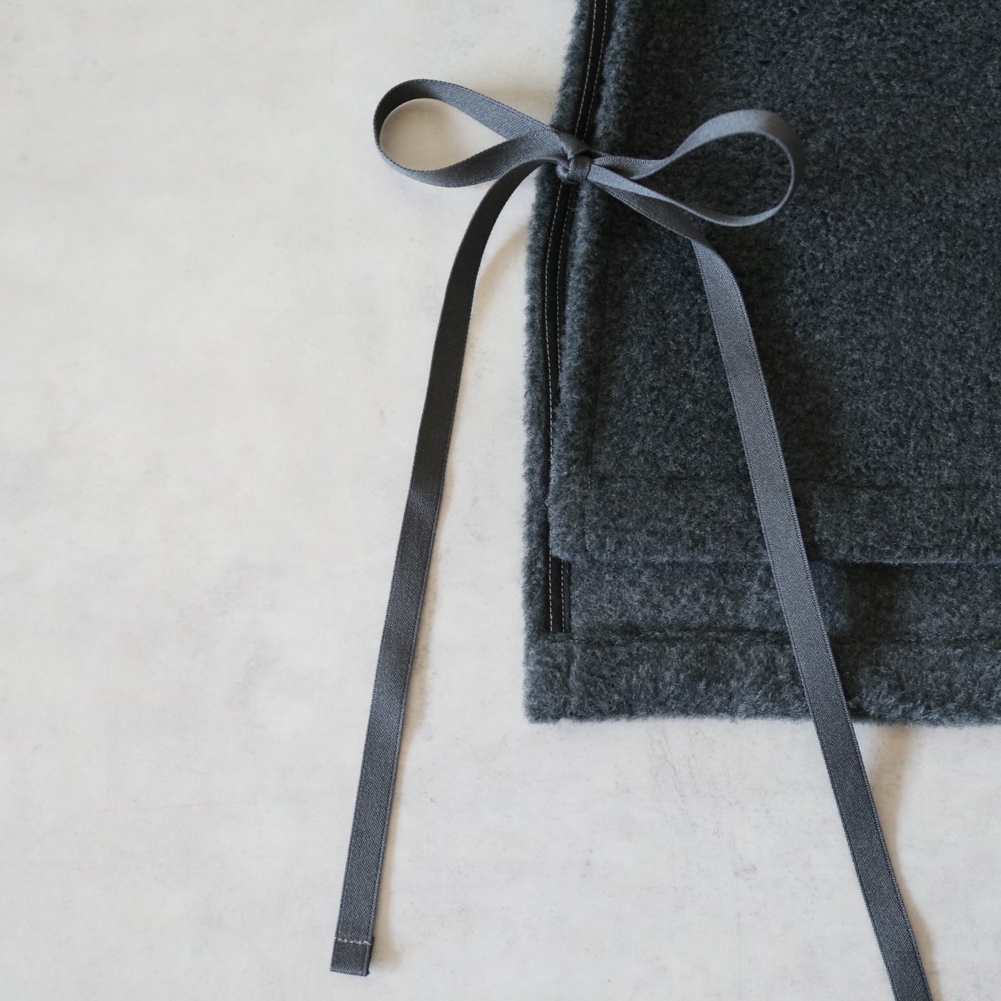ふんわりあたたか side ribbon vest【charcoal】