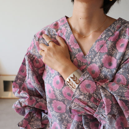 すっきりシルエットの裾揺れフレアワンピース【pink purple】