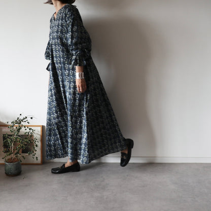《即納》すっきりシルエットの裾揺れフレアワンピース【charcoal gray】