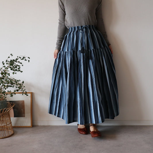 しなやかボリュームのティアードスカート -indigo stripe-
