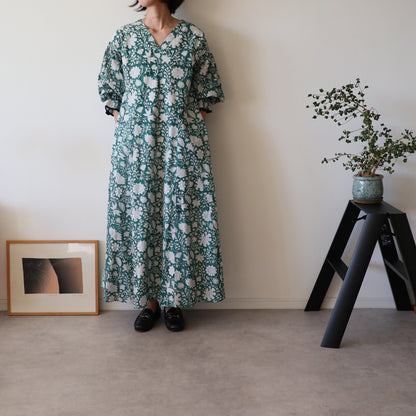 すっきりシルエットの裾揺れフレアワンピース 【green × white flower】