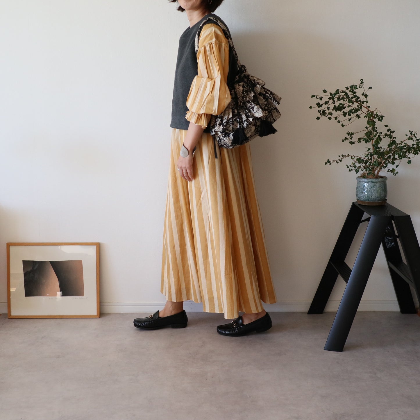 すっきりシルエットの裾揺れフレアワンピース 【mustard stripe】