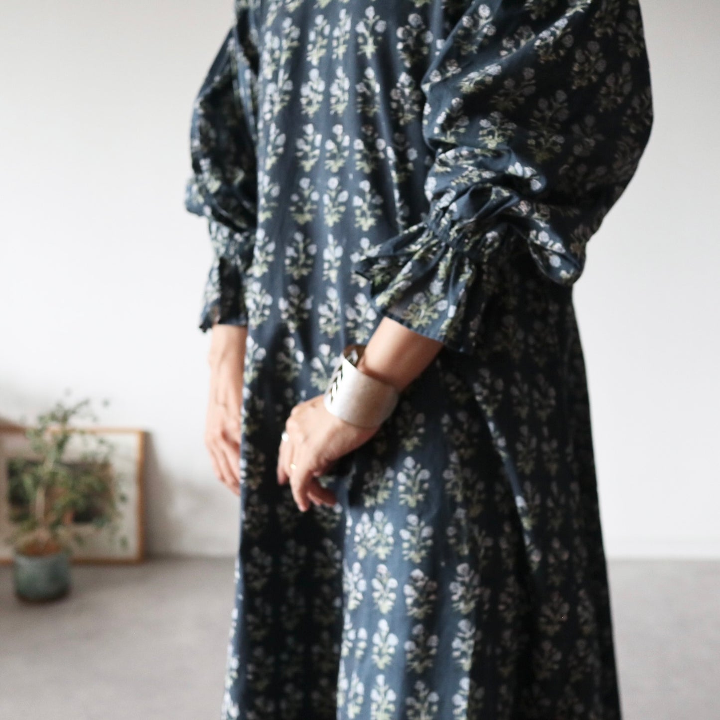 《即納》すっきりシルエットの裾揺れフレアワンピース【charcoal gray】
