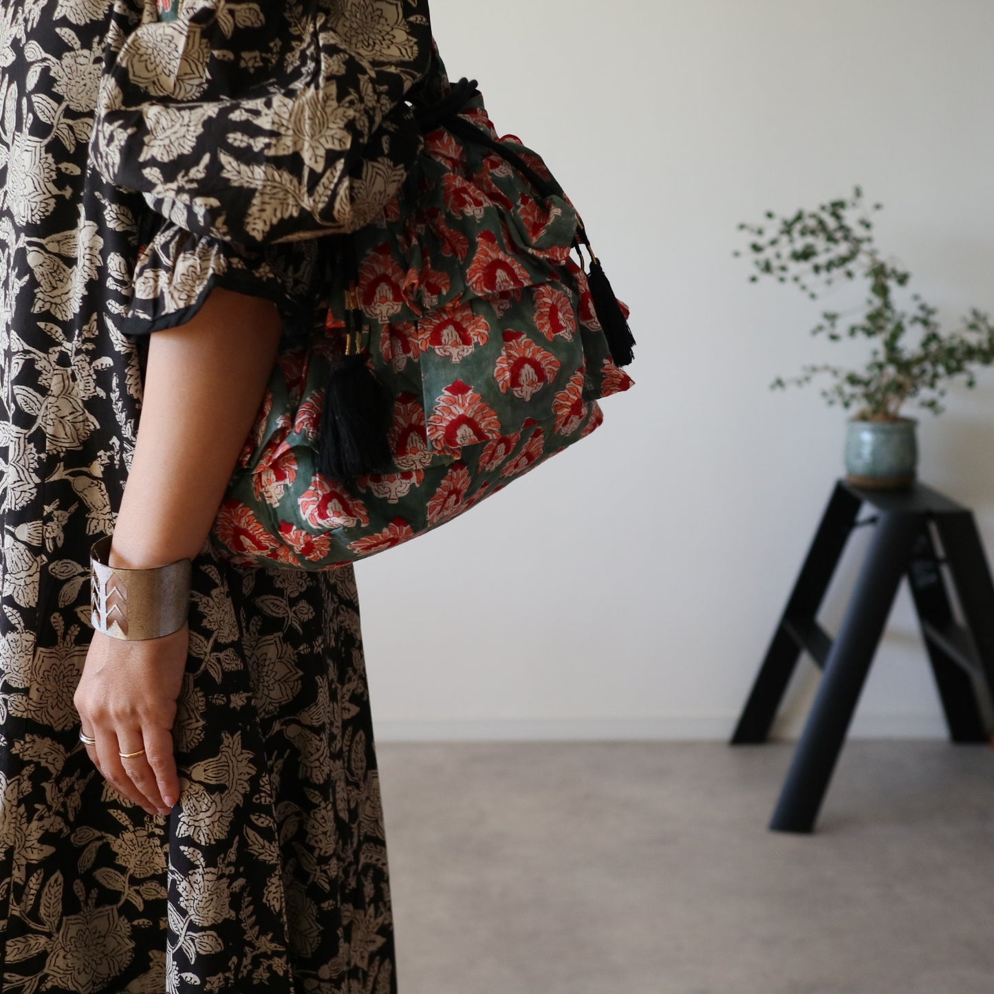 すっきりシルエットの裾揺れフレアワンピース 【black tassel】