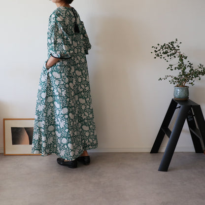 すっきりシルエットの裾揺れフレアワンピース 【green × white flower】