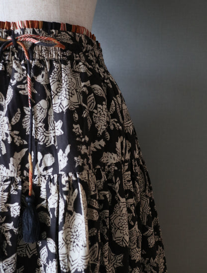 しなやかボリュームのティアードスカート -black＆brown stripe-