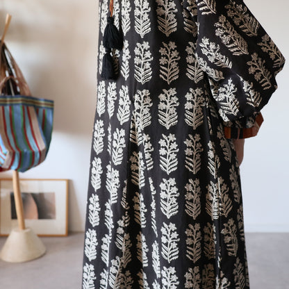 すっきりシルエットの裾揺れフレアワンピース【black】