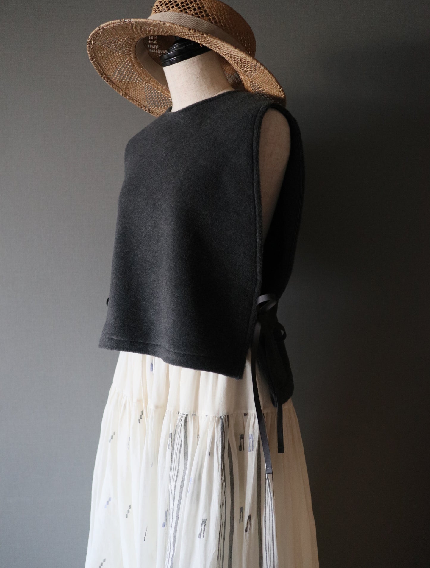 ふんわりあたたか side ribbon vest【charcoal】