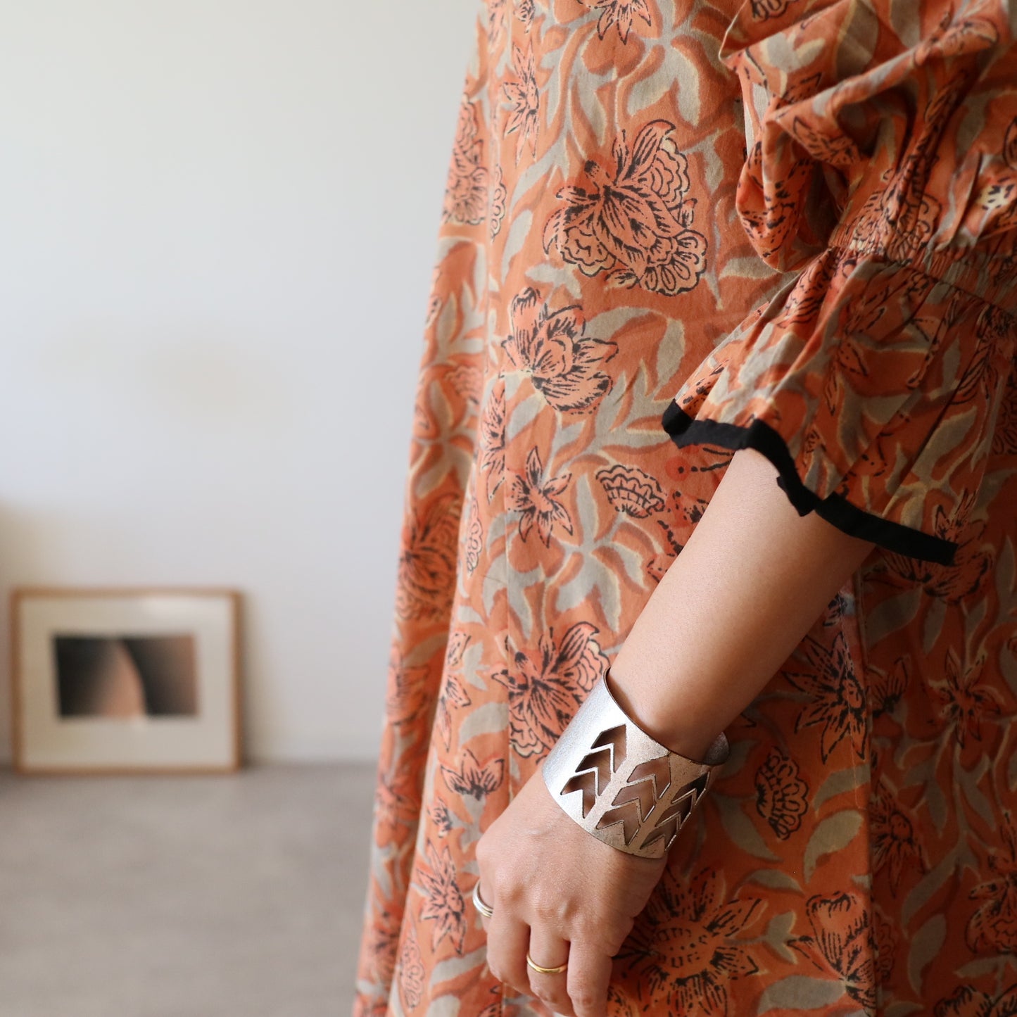 すっきりシルエットの裾揺れフレアワンピース 【kusumi orange】