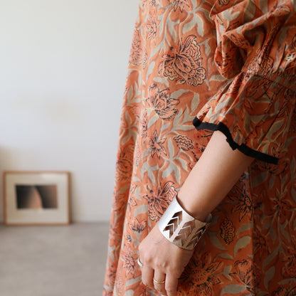 すっきりシルエットの裾揺れフレアワンピース 【kusumi orange】