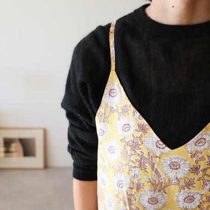 すっきりシルエットの裾ゆれフレアキャミワンピース【Yellow】