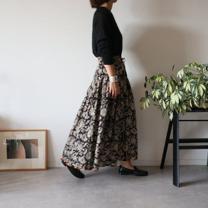 しなやかボリュームのティアードスカート -black＆brown stripe-