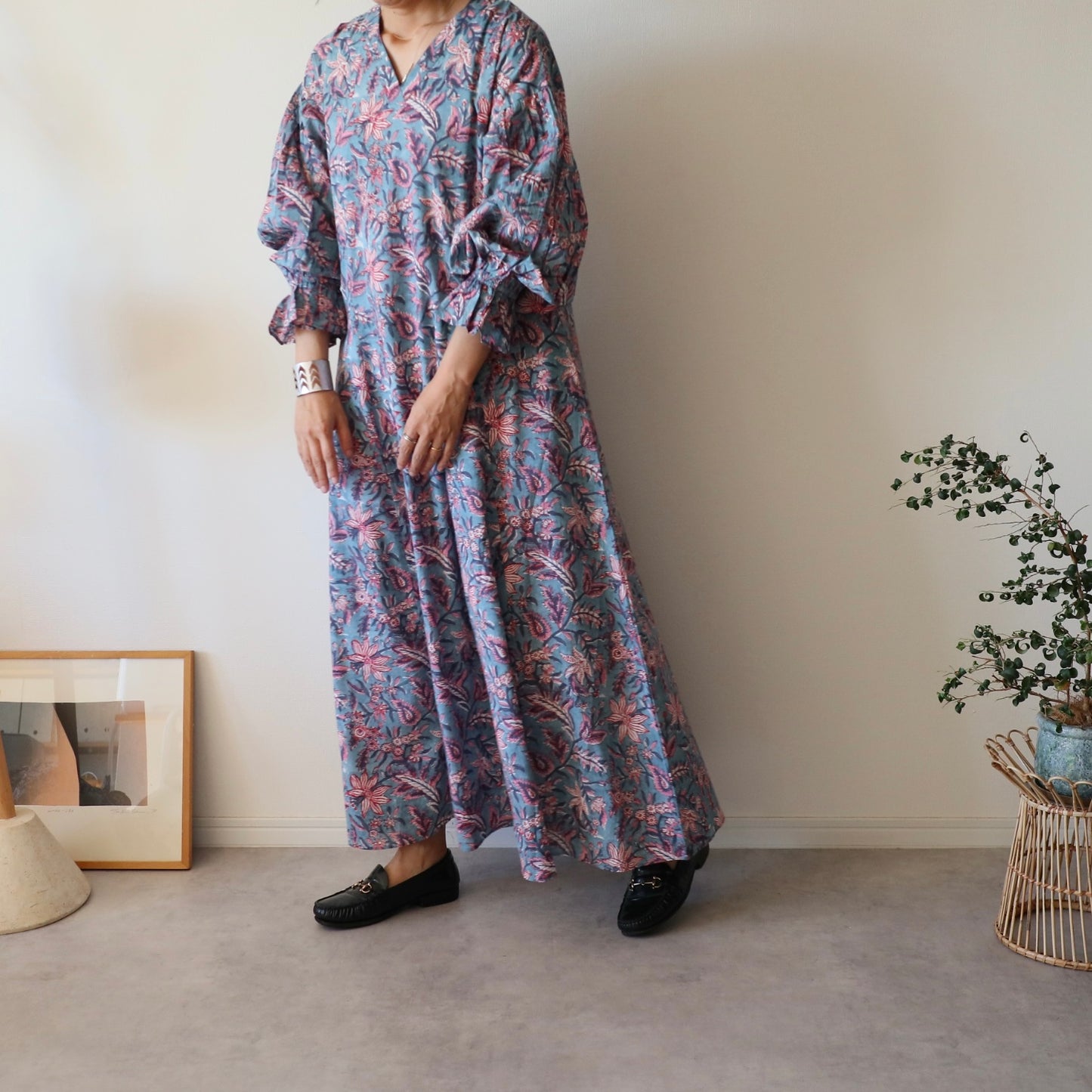 すっきりシルエットの裾揺れフレアワンピース【kusumi blue】