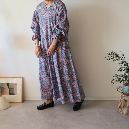 すっきりシルエットの裾揺れフレアワンピース【kusumi blue】