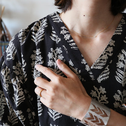 すっきりシルエットの裾揺れフレアワンピース【black】