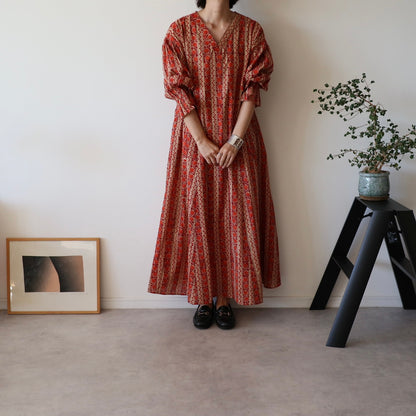 すっきりシルエットの裾揺れフレアワンピース 【red】