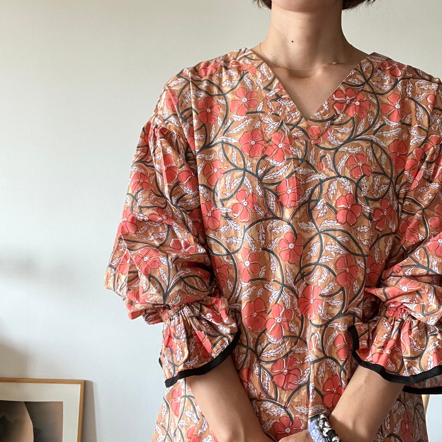 《受注》すっきりシルエットの裾揺れフレアワンピース【brown flower】