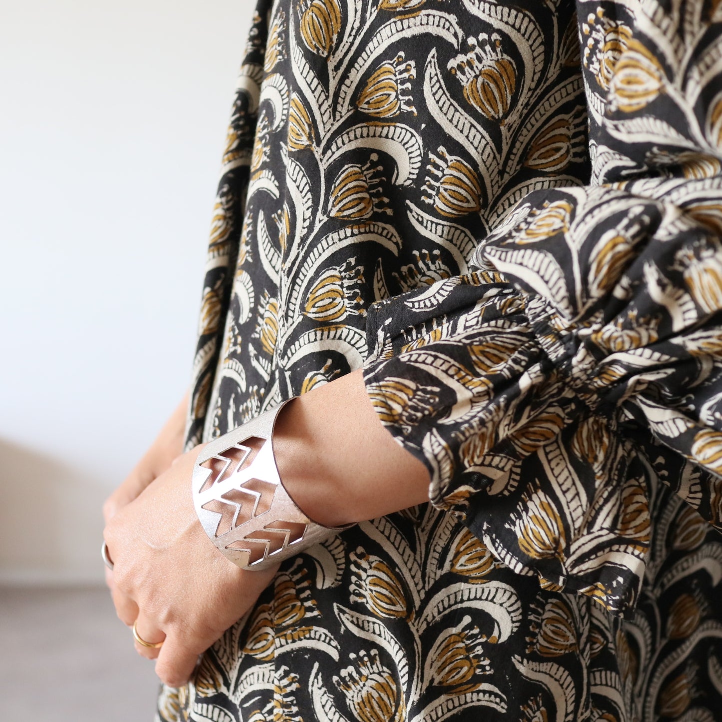 すっきりシルエットの裾揺れフレアワンピース【black＆brown】