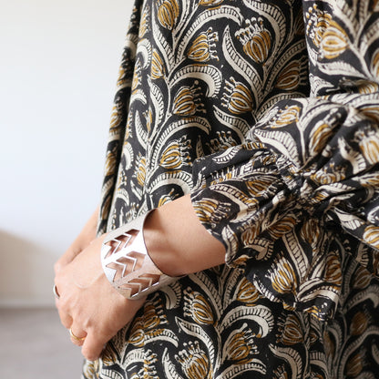 すっきりシルエットの裾揺れフレアワンピース【black＆brown】