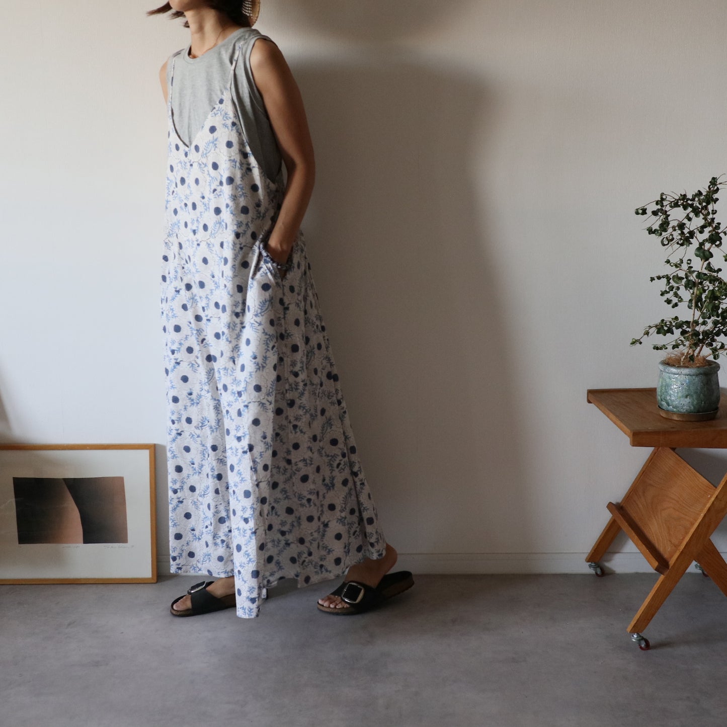 《即納》すっきりシルエットの裾ゆれフレアキャミワンピース【white】