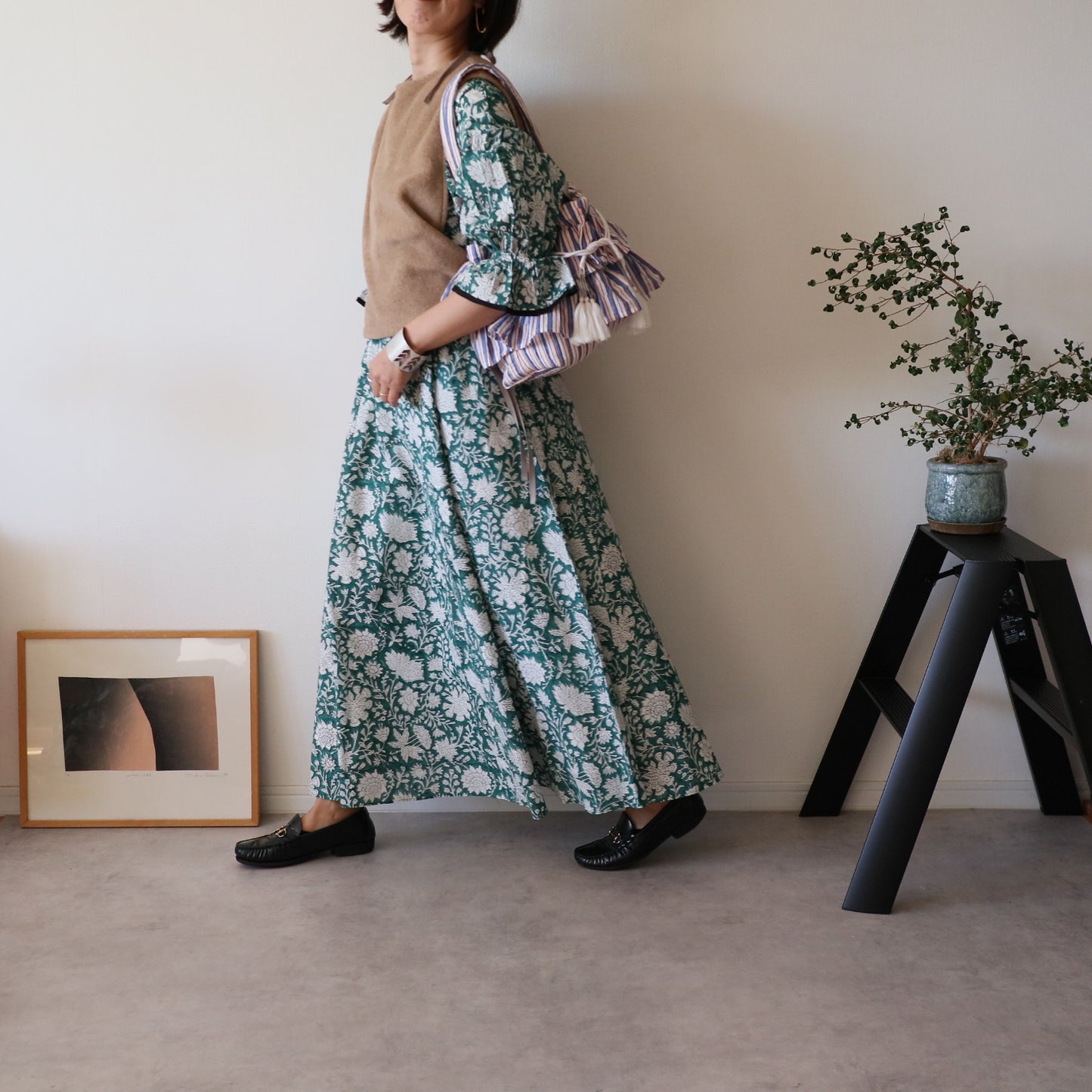 すっきりシルエットの裾揺れフレアワンピース 【green × white flower】