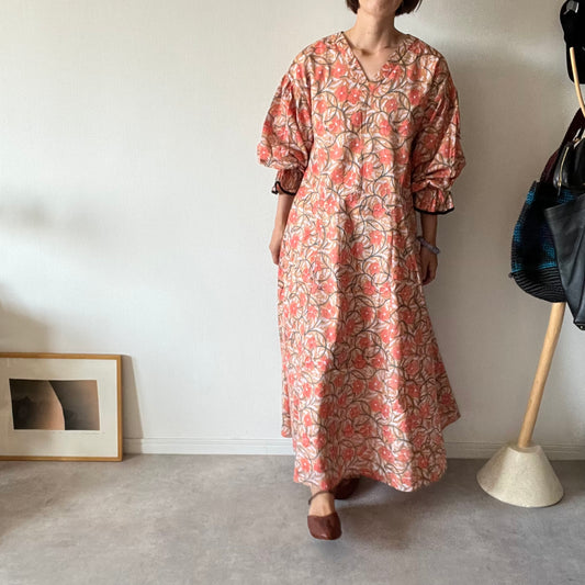 《受注》すっきりシルエットの裾揺れフレアワンピース【brown flower】