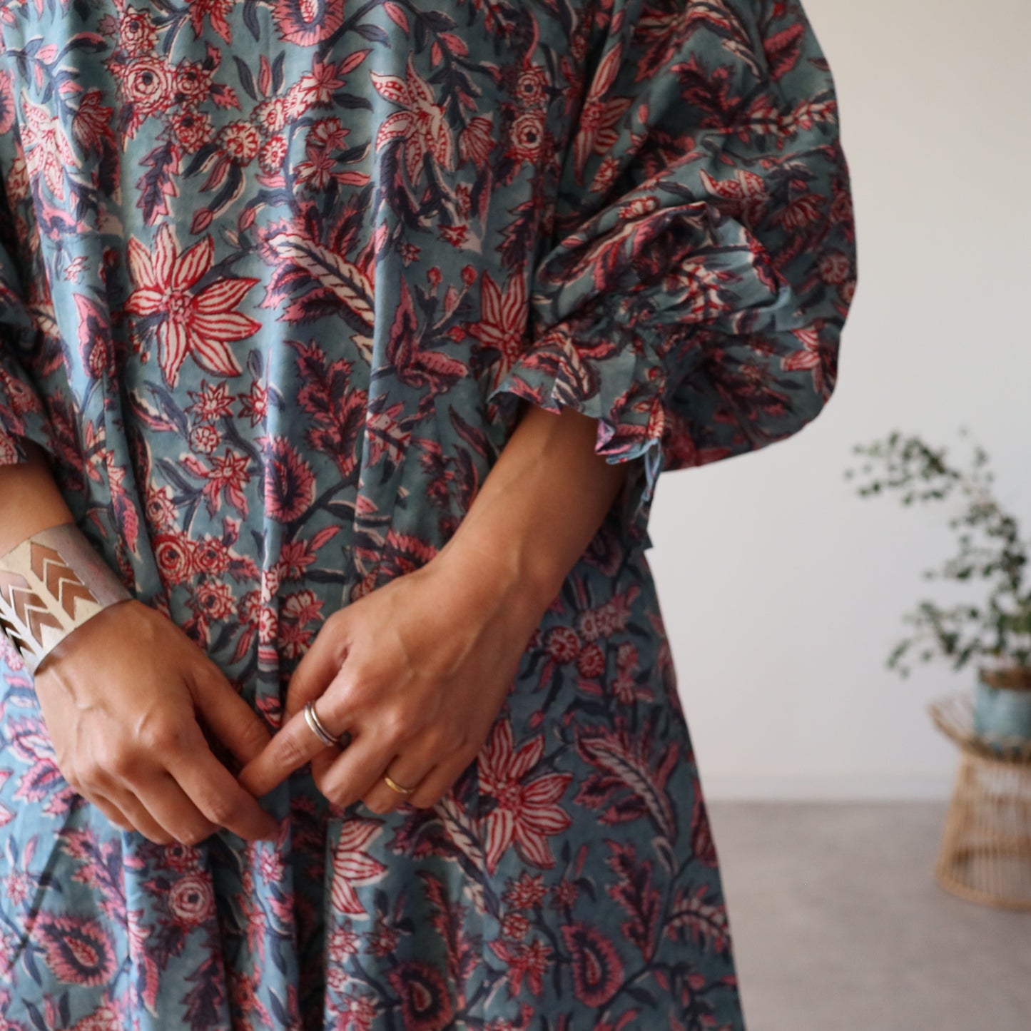 すっきりシルエットの裾揺れフレアワンピース【kusumi blue】