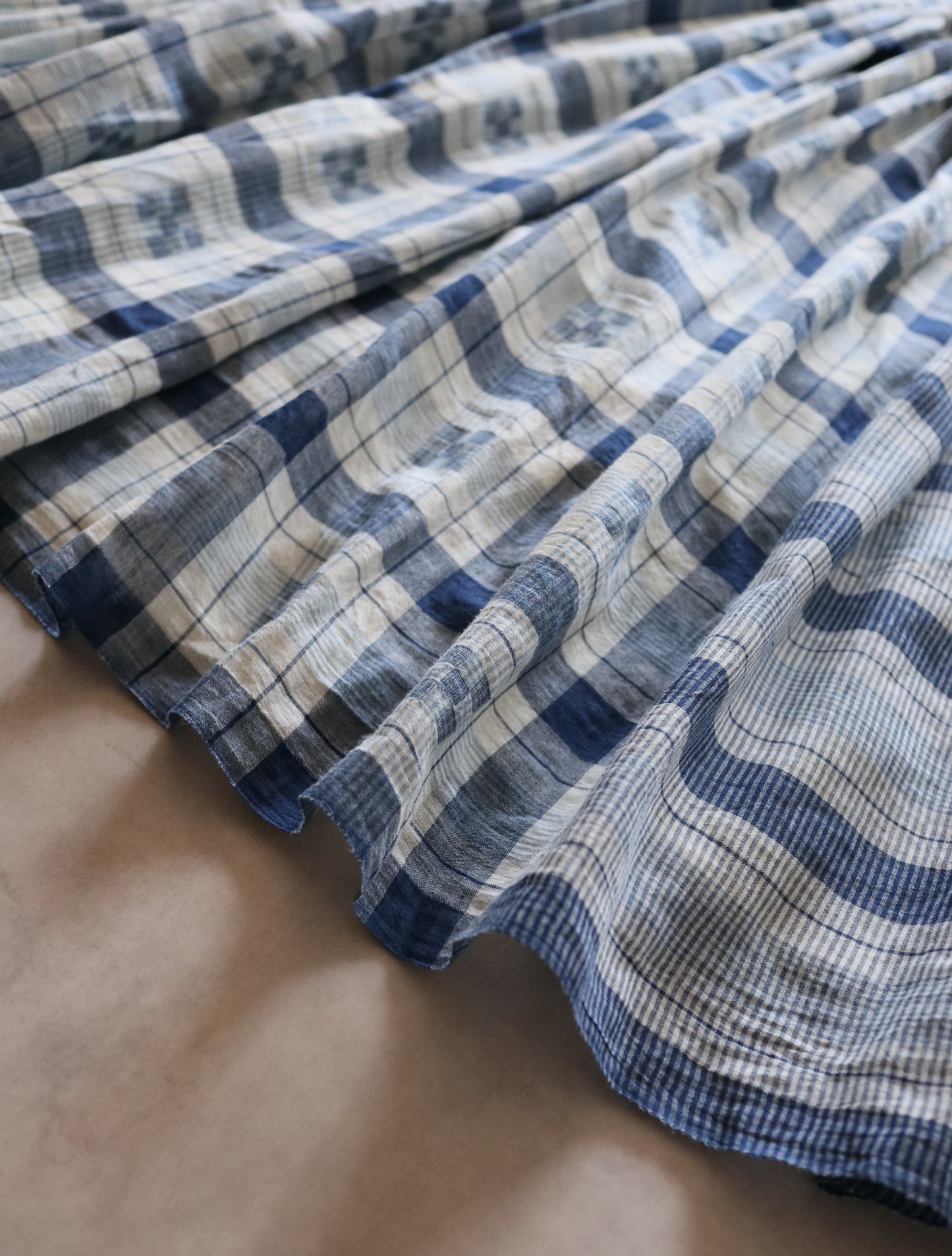 手織りジャムダニ綿の風纏うボリュームスカート【blue check】
