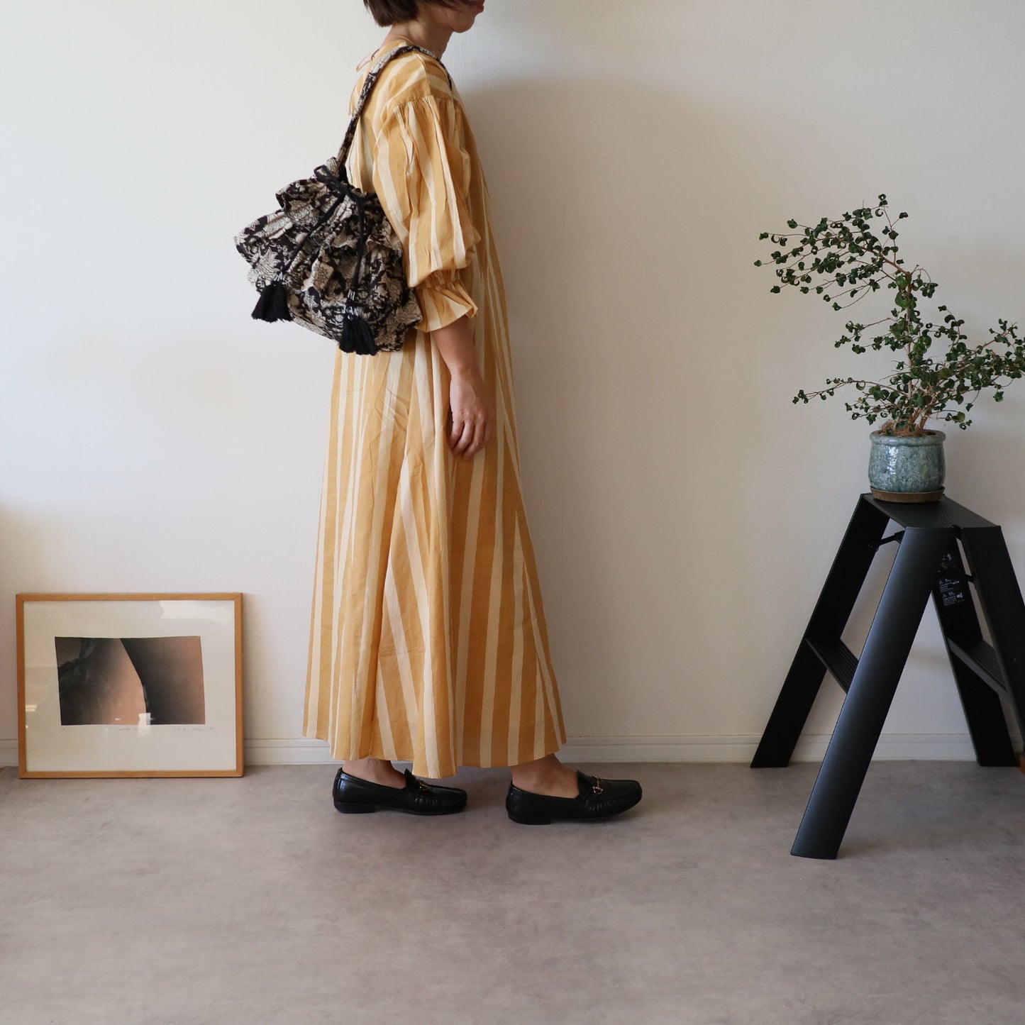 すっきりシルエットの裾揺れフレアワンピース 【mustard stripe】