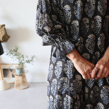 すっきりシルエットの裾揺れフレアワンピース 【black × blue】