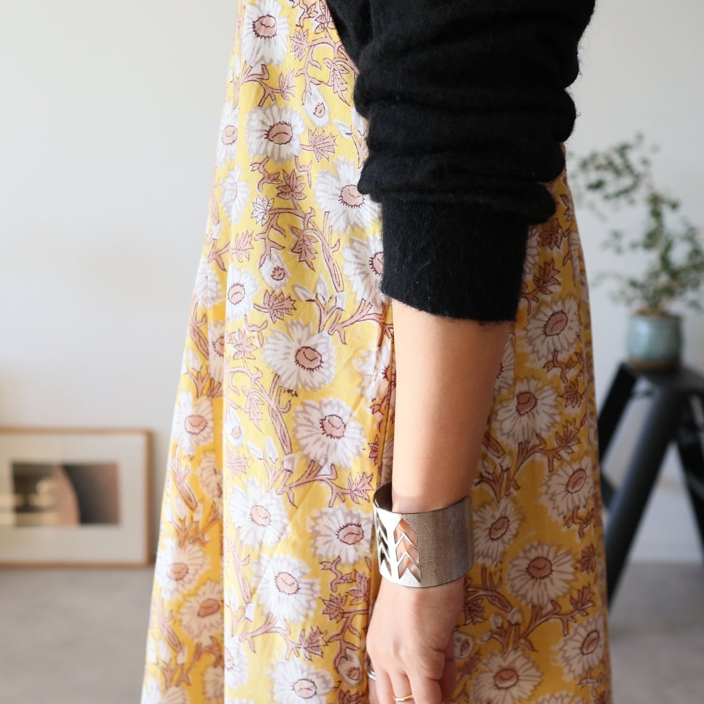 すっきりシルエットの裾ゆれフレアキャミワンピース【Yellow】