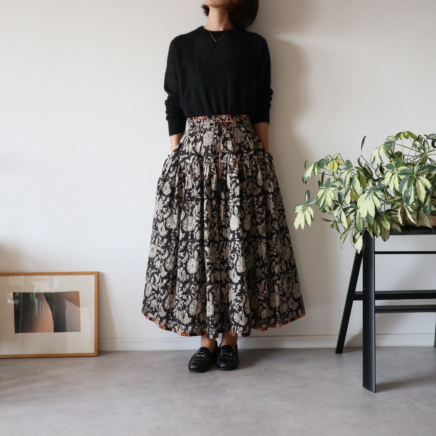 しなやかボリュームのティアードスカート -black＆brown stripe-