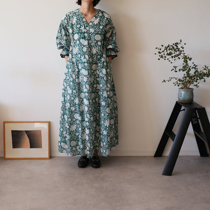 すっきりシルエットの裾揺れフレアワンピース 【green × white flower】