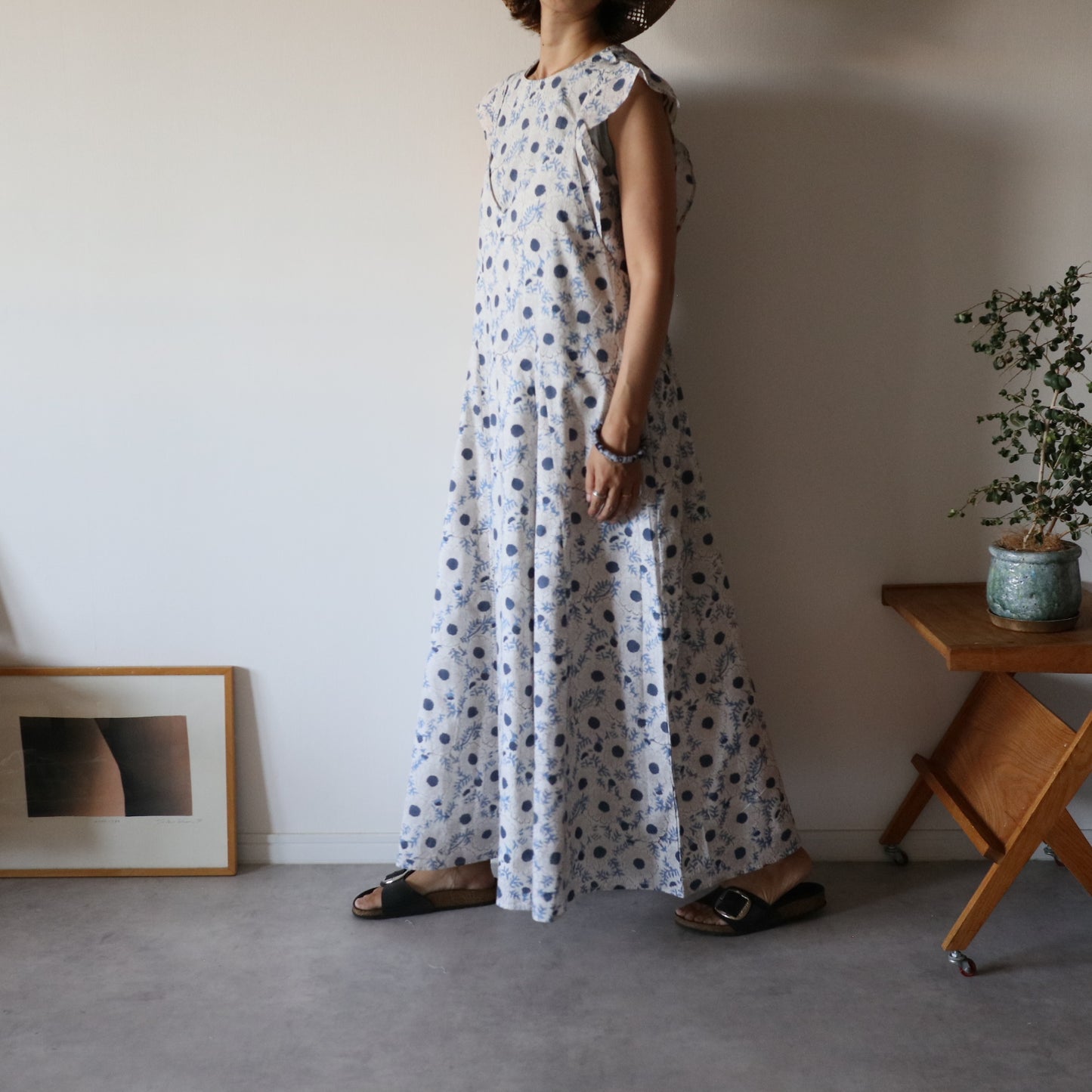 《即納》すっきりシルエットの裾ゆれフレアキャミワンピース【white】