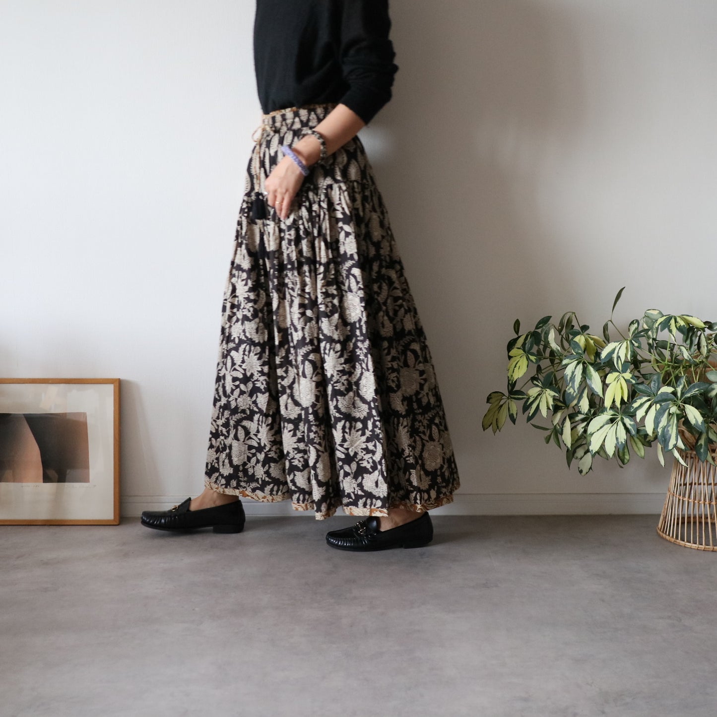 しなやかボリュームのティアードスカート -black×brown flower-