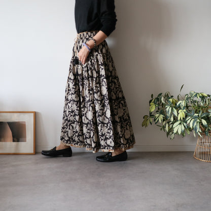 しなやかボリュームのティアードスカート -black×brown flower-