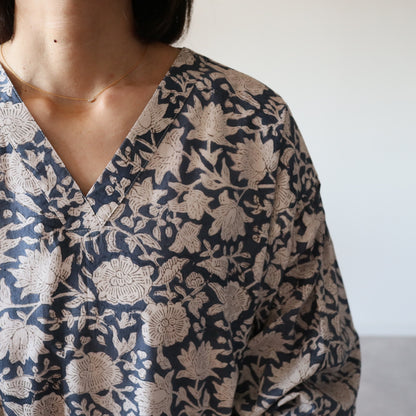 すっきりシルエットの裾揺れフレアワンピース【navy】