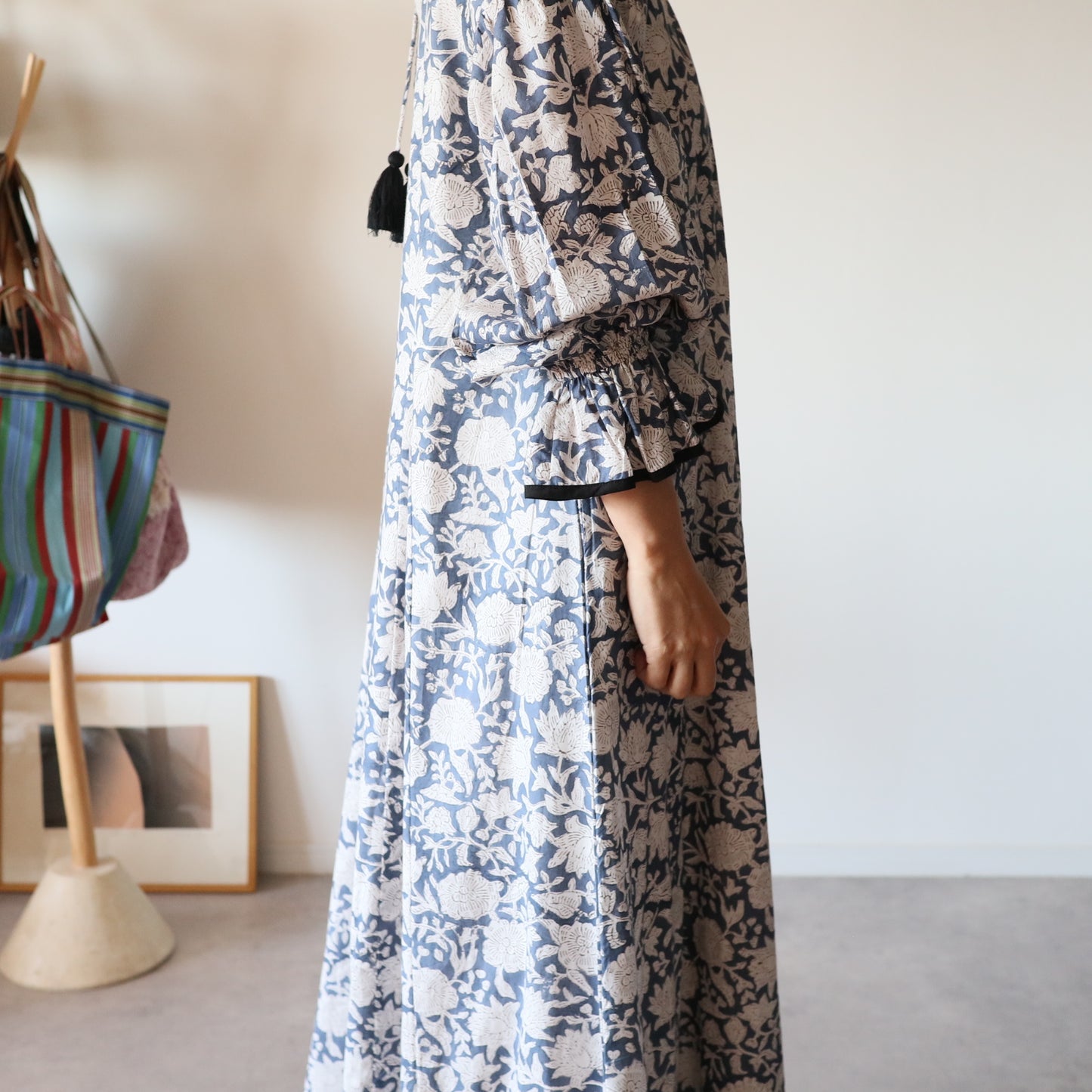 すっきりシルエットの裾揺れフレアワンピース【navy】