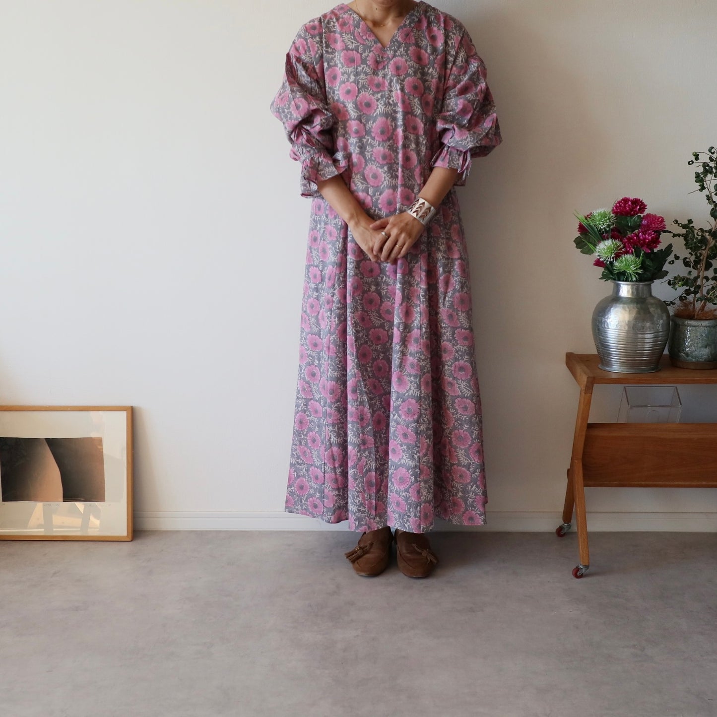 すっきりシルエットの裾揺れフレアワンピース【pink purple】