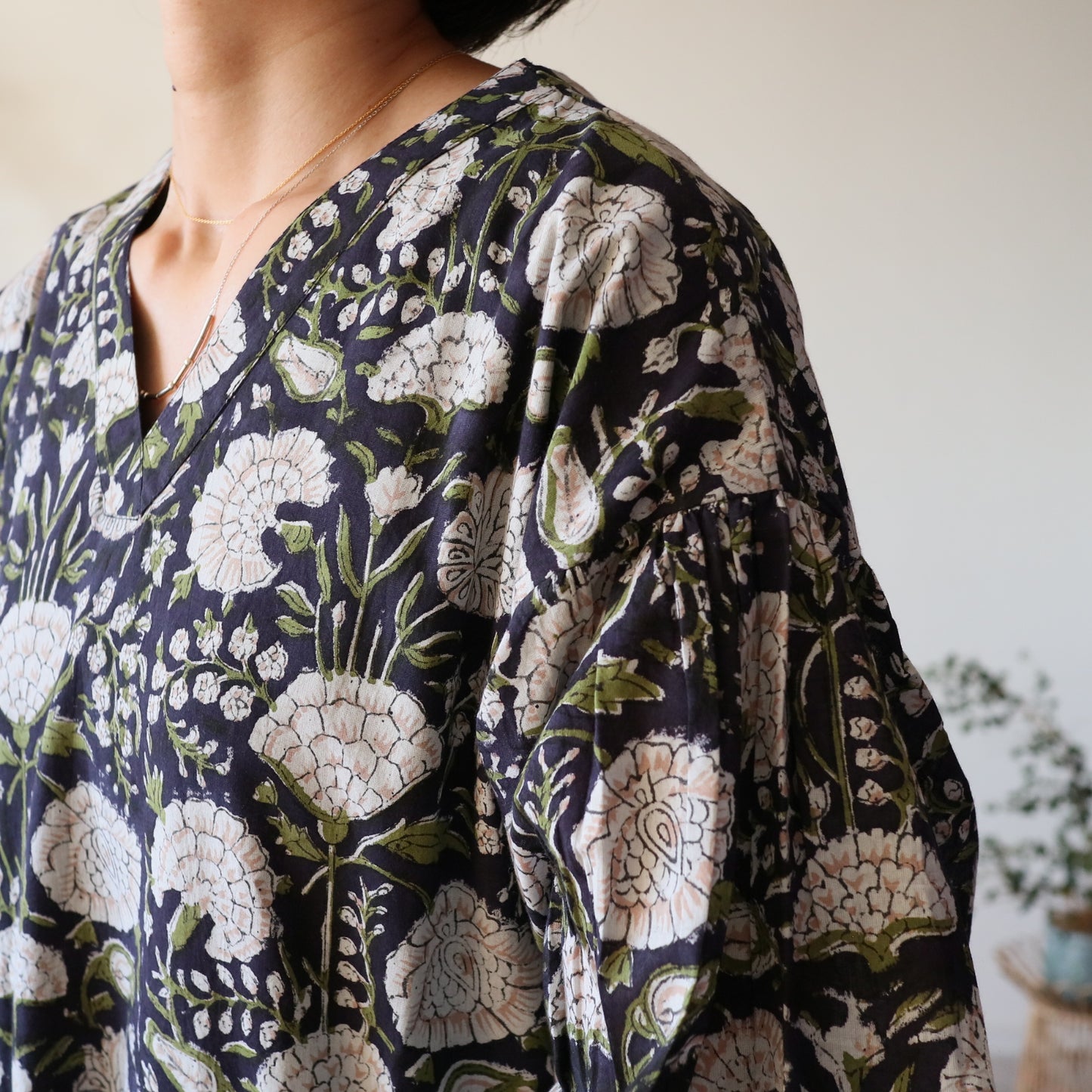 すっきりシルエットの裾揺れフレアワンピース【navy white】