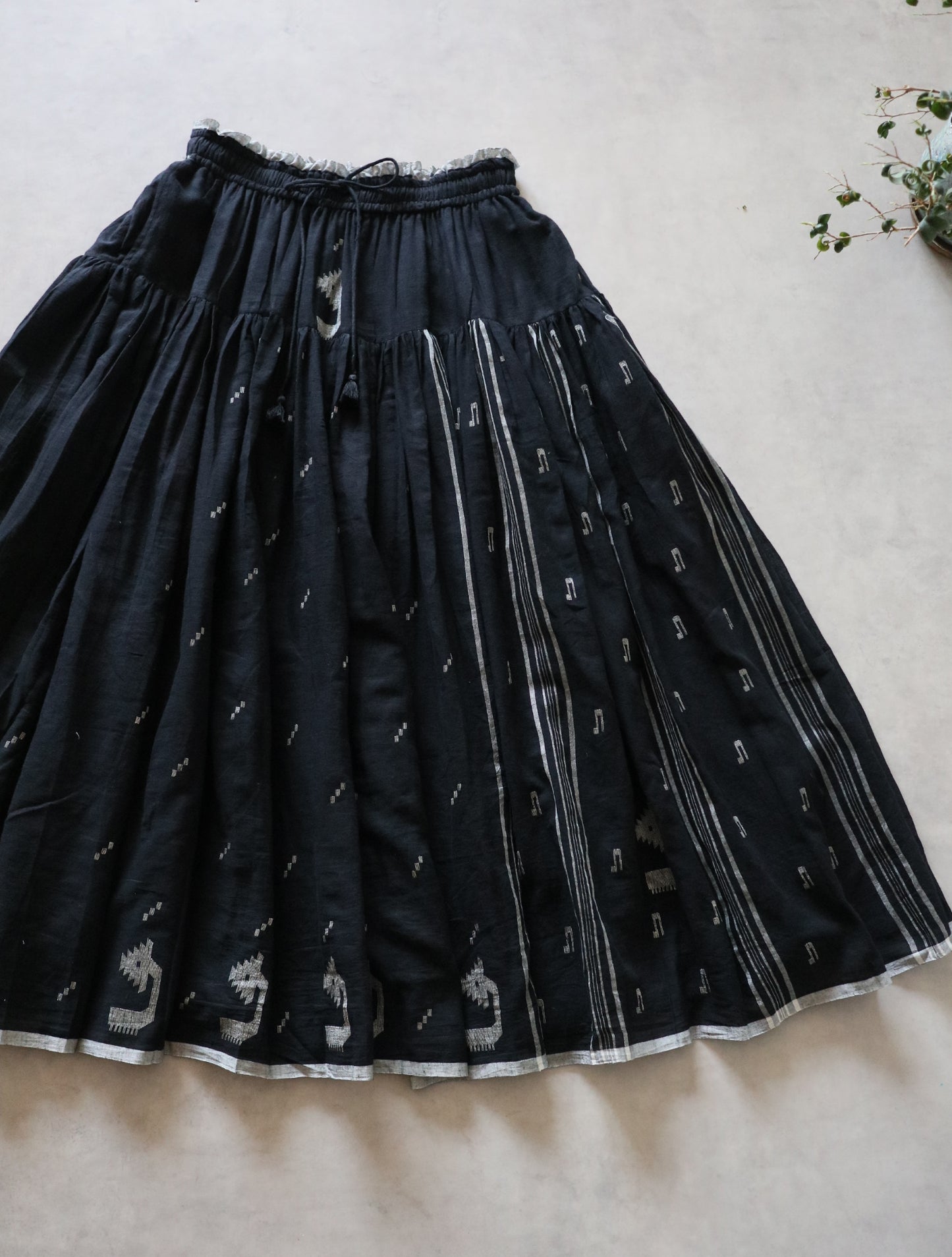 手織りジャムダニ綿の風纏うボリュームスカート【black】