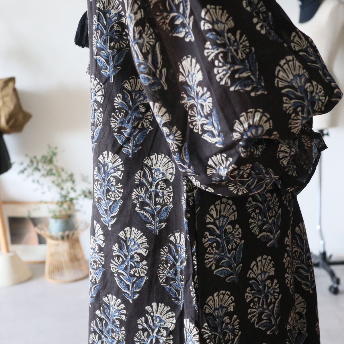 すっきりシルエットの裾揺れフレアワンピース 【black × blue】