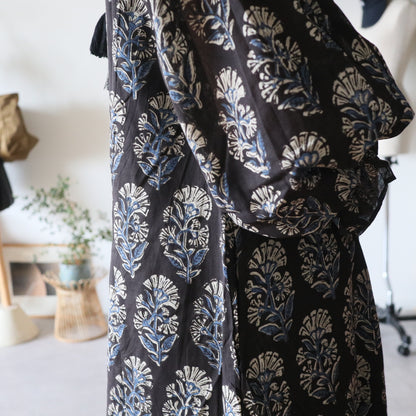 すっきりシルエットの裾揺れフレアワンピース 【black × blue】