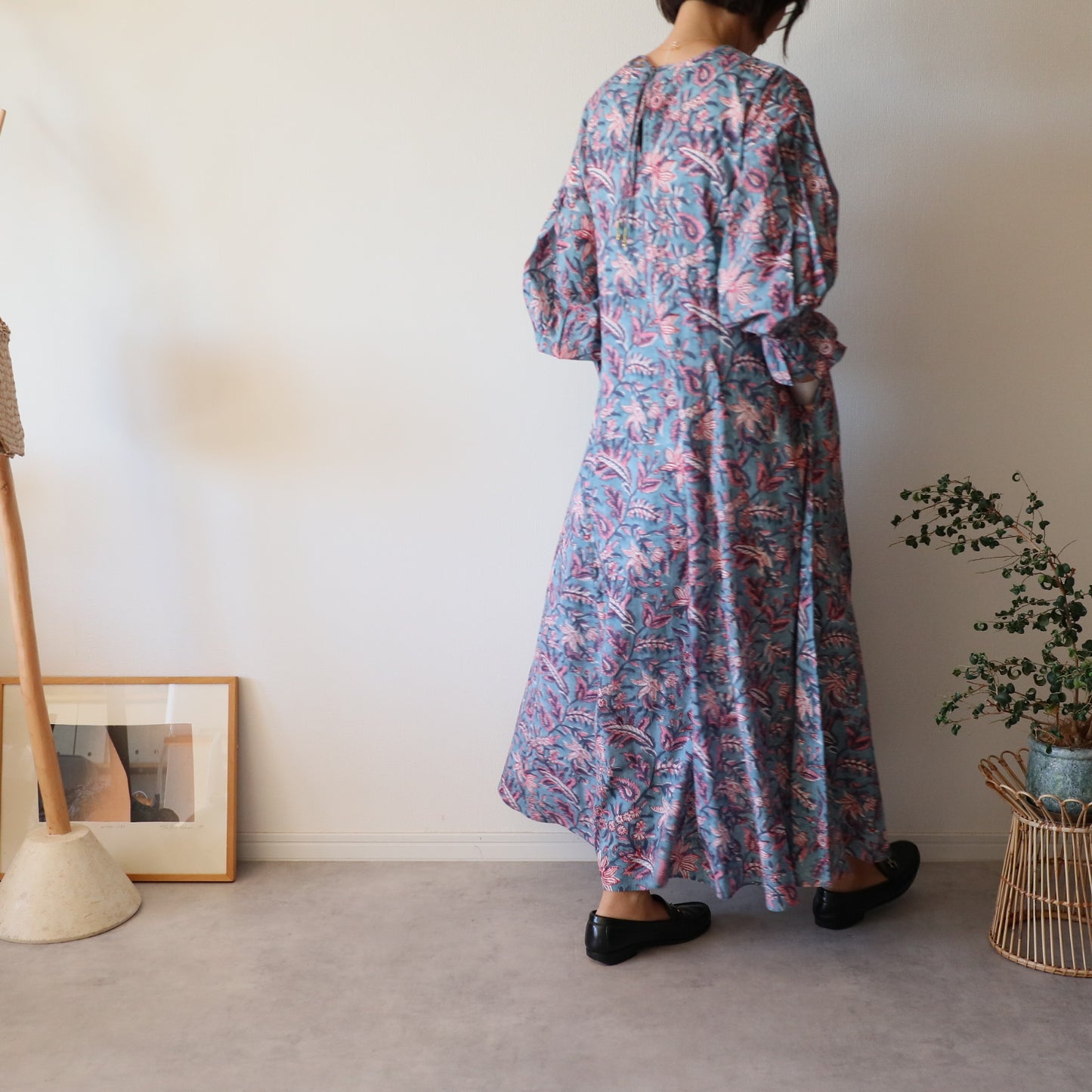 すっきりシルエットの裾揺れフレアワンピース【kusumi blue】