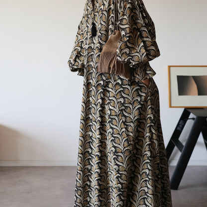 すっきりシルエットの裾揺れフレアワンピース【black＆brown】