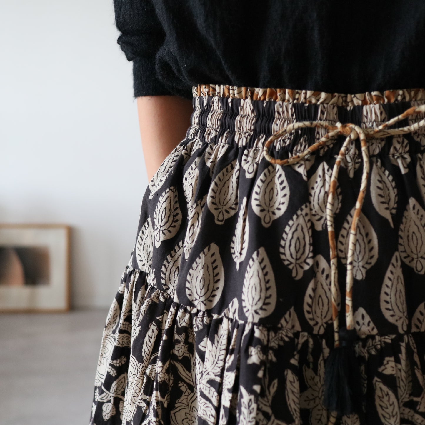 しなやかボリュームのティアードスカート -black×brown flower-