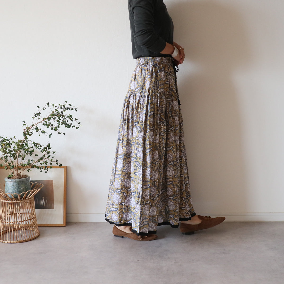 しなやかボリュームのティアードスカート -brown × navy-