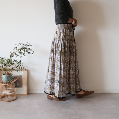 しなやかボリュームのティアードスカート -brown × navy-