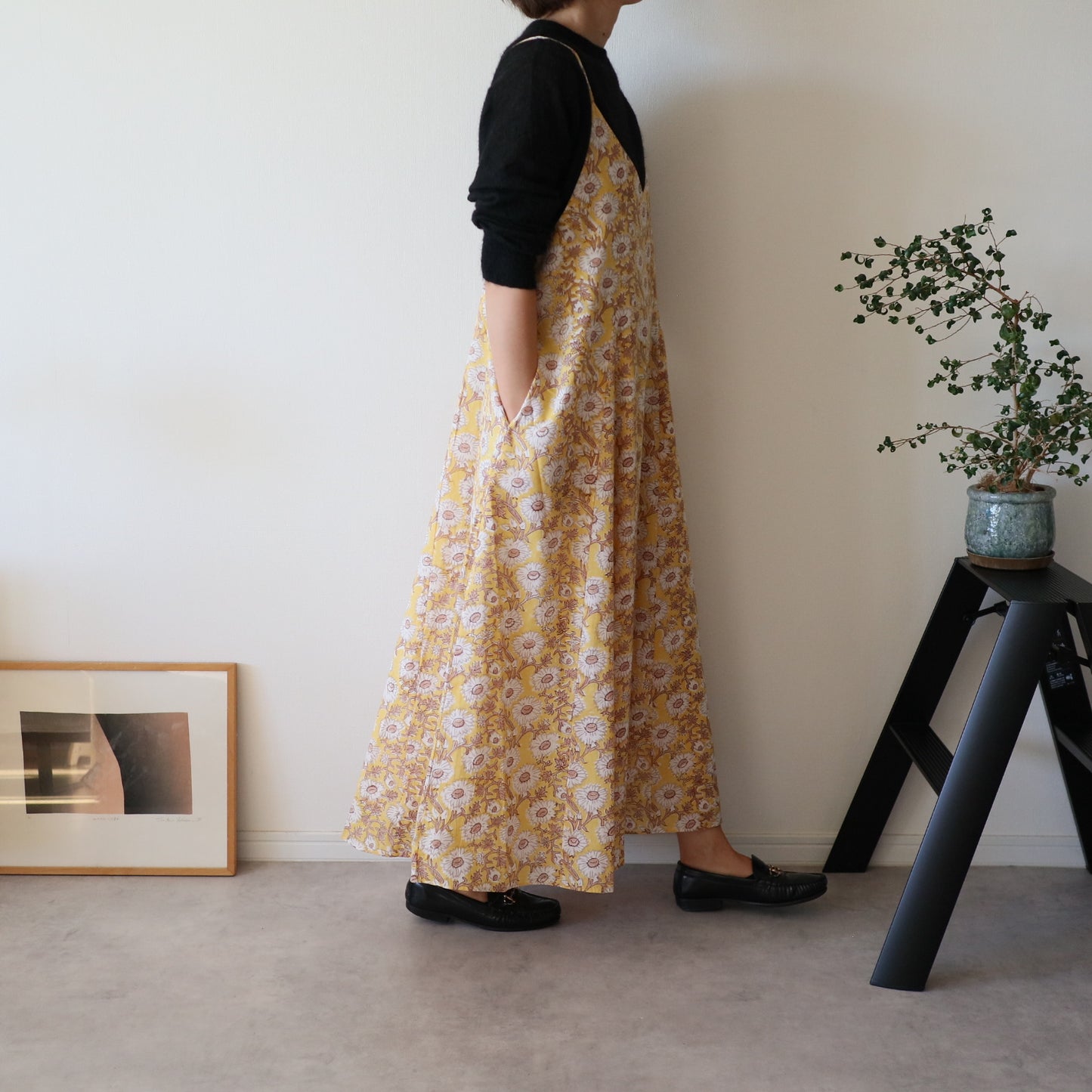 すっきりシルエットの裾ゆれフレアキャミワンピース【Yellow】