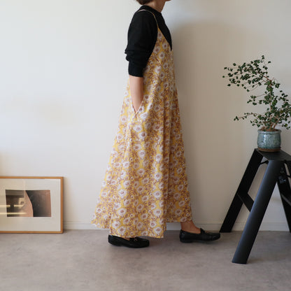 すっきりシルエットの裾ゆれフレアキャミワンピース【Yellow】